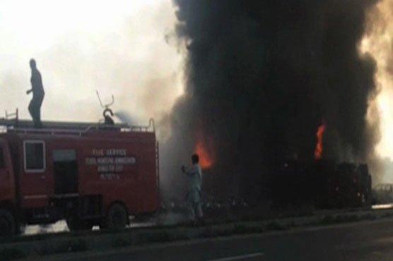巴基斯坦一油罐车侧翻起火 120人死亡百余人受伤