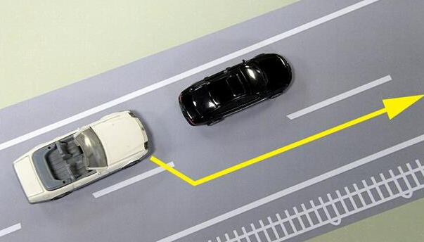 有时绝不能靠右行驶 右侧超车属违法