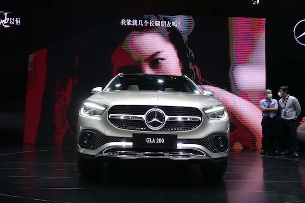 全新GLA亮相粤港澳大湾区车展，空间加大造型变野