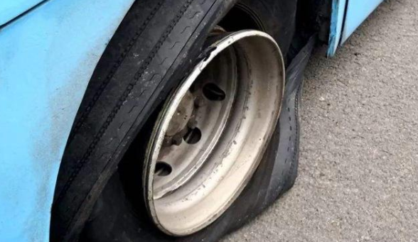 高速上汽车爆胎怎么办？老司机：教你几招，这才是最正确的做法