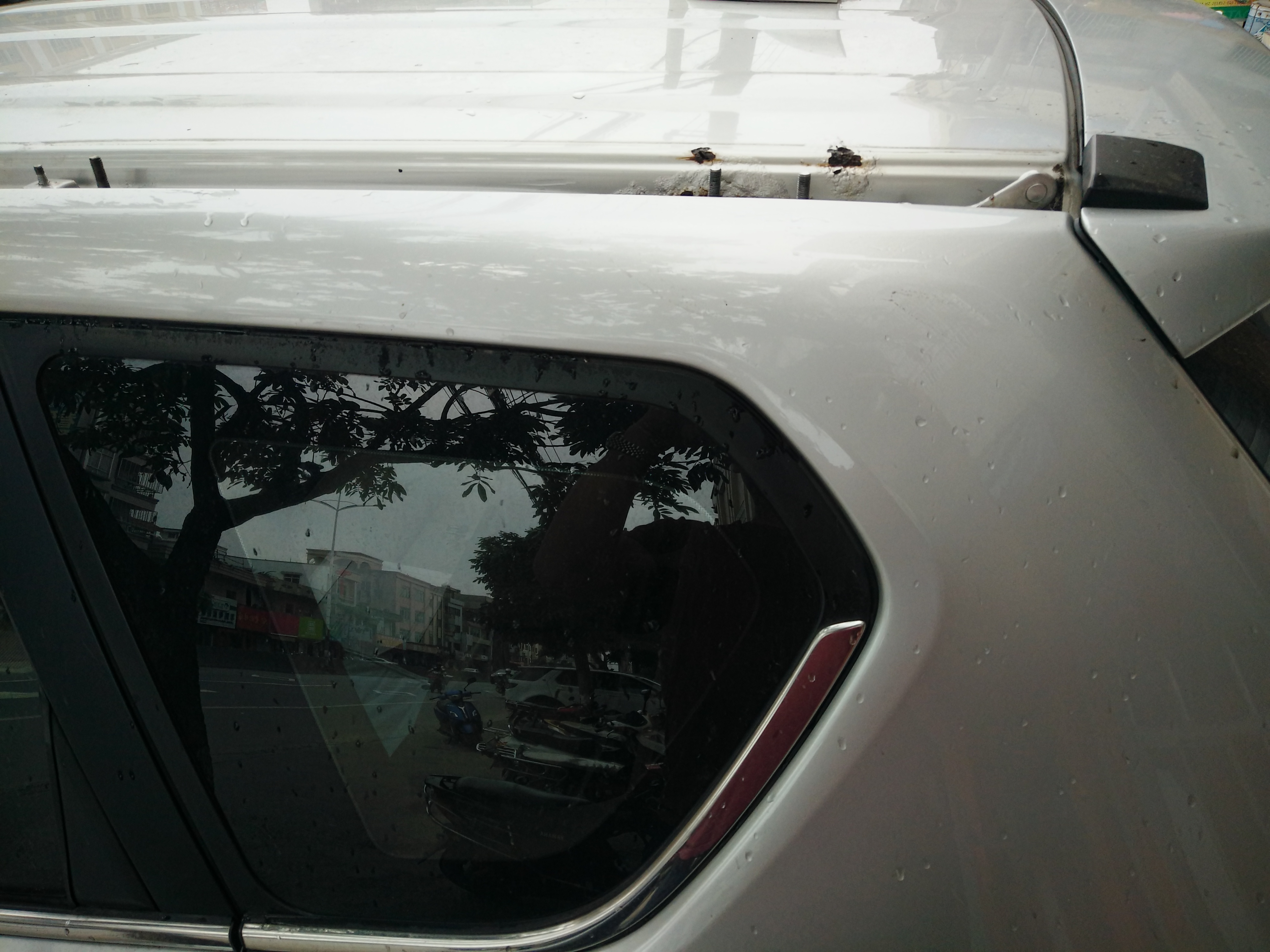 长城汽车-哈弗H6 车顶左右行李架沟槽固定处，后尾门处板金严重锈蚀穿孔腐烂。