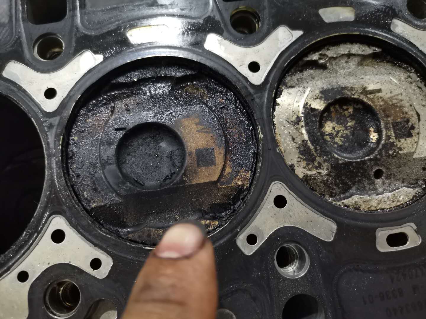 上海汽车-荣威i6 发动机漏油缸体破损