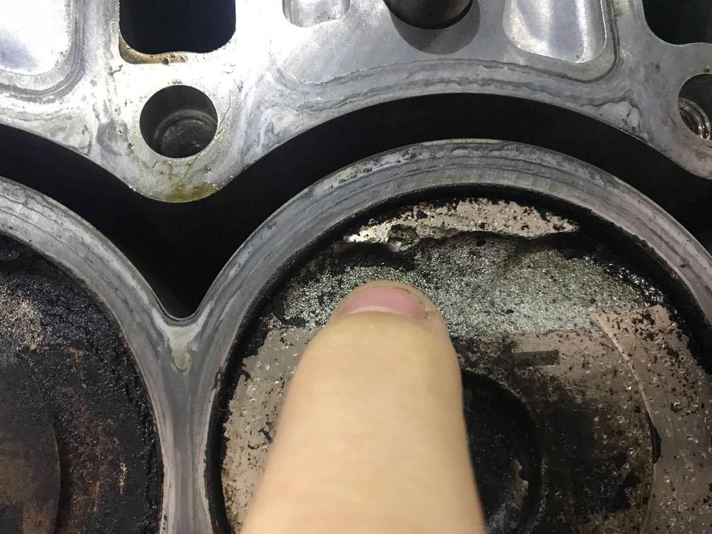上海汽车-荣威i6 发动机漏油缸体破损