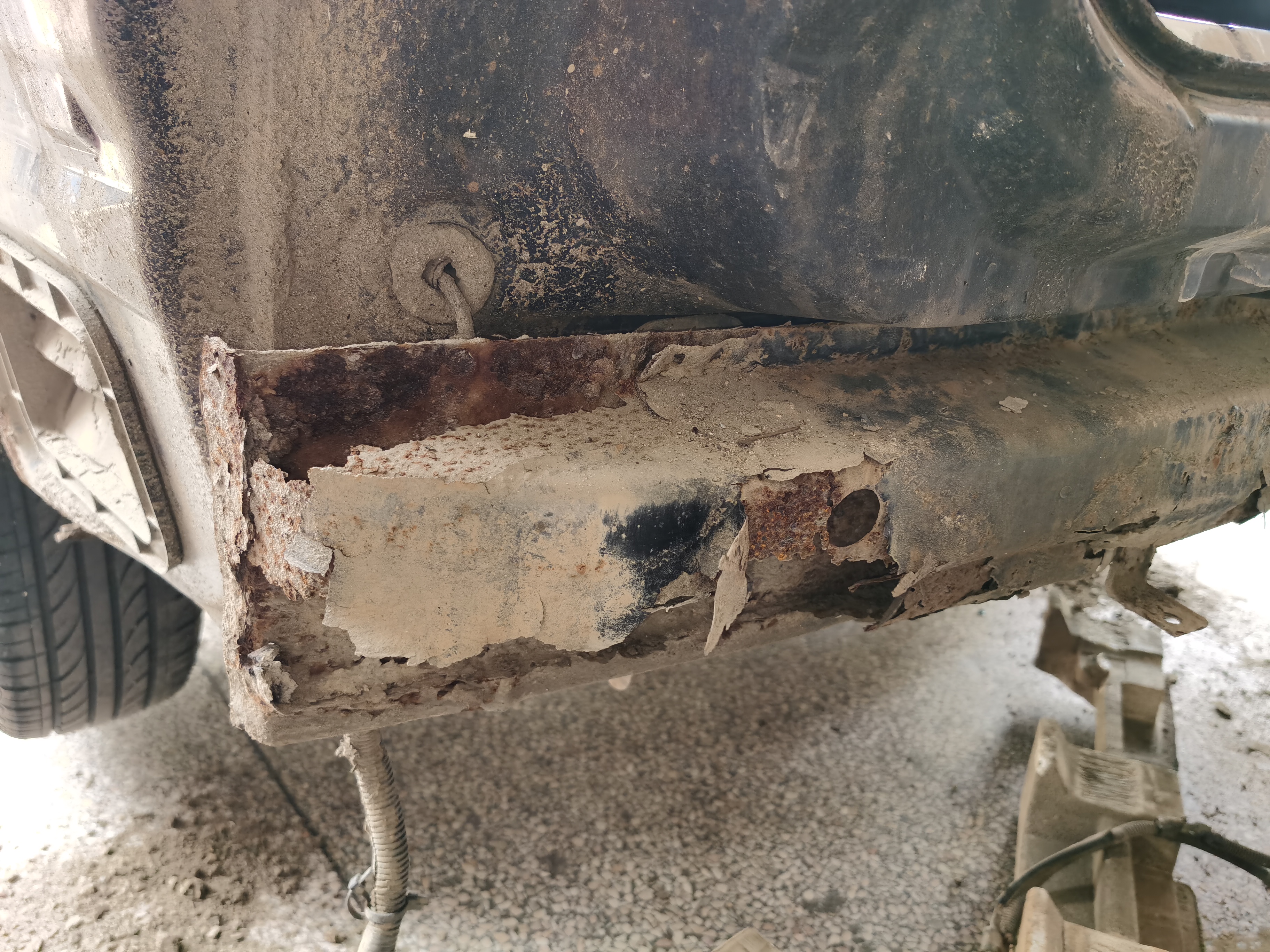 吉利汽车远景车辆生锈严重，4S店售后维修服务质量差