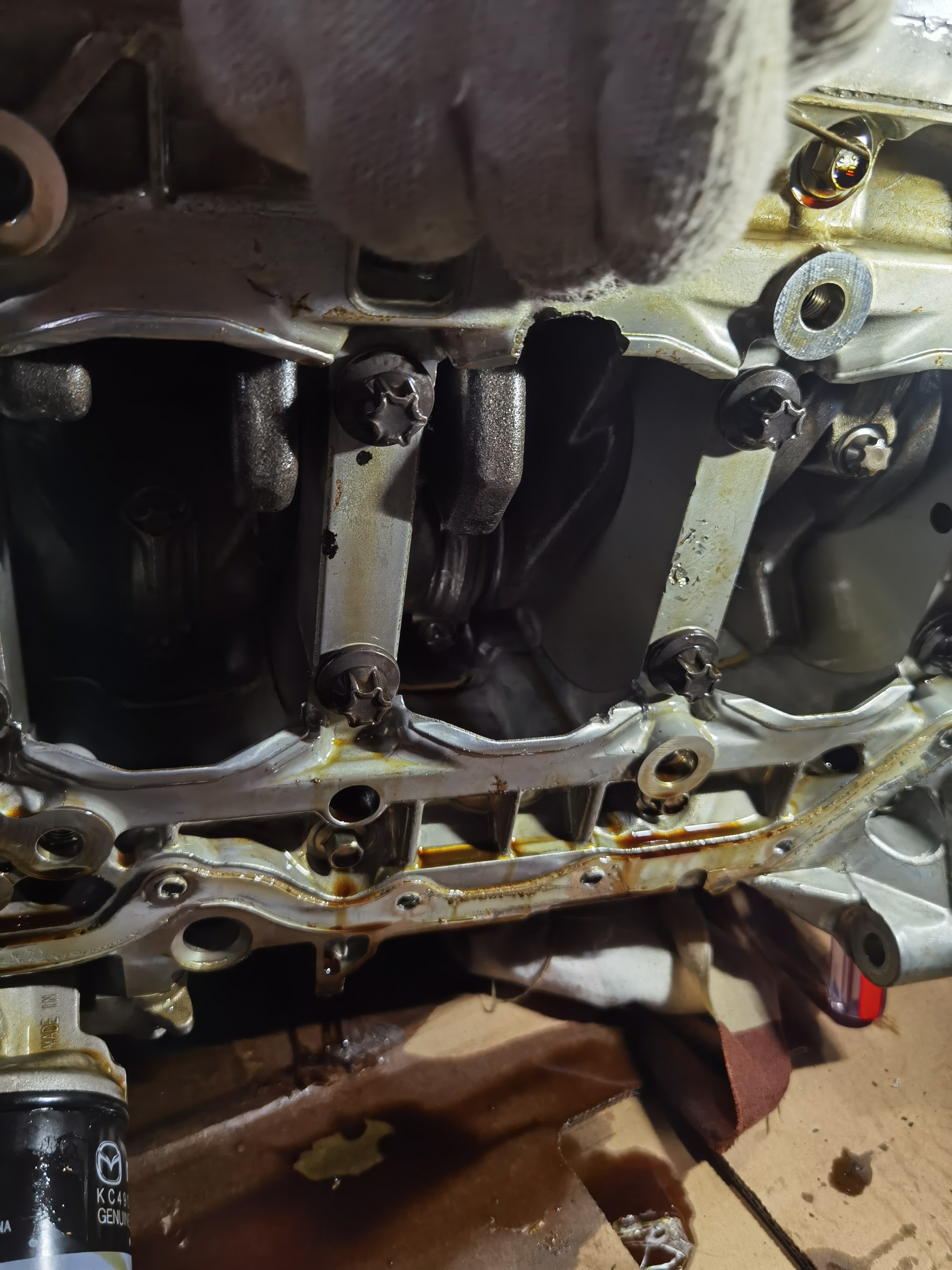 长安马自达CX-5车辆发动机螺丝断裂导致缸体破损出现漏油，厂家以过保为由不给予维修