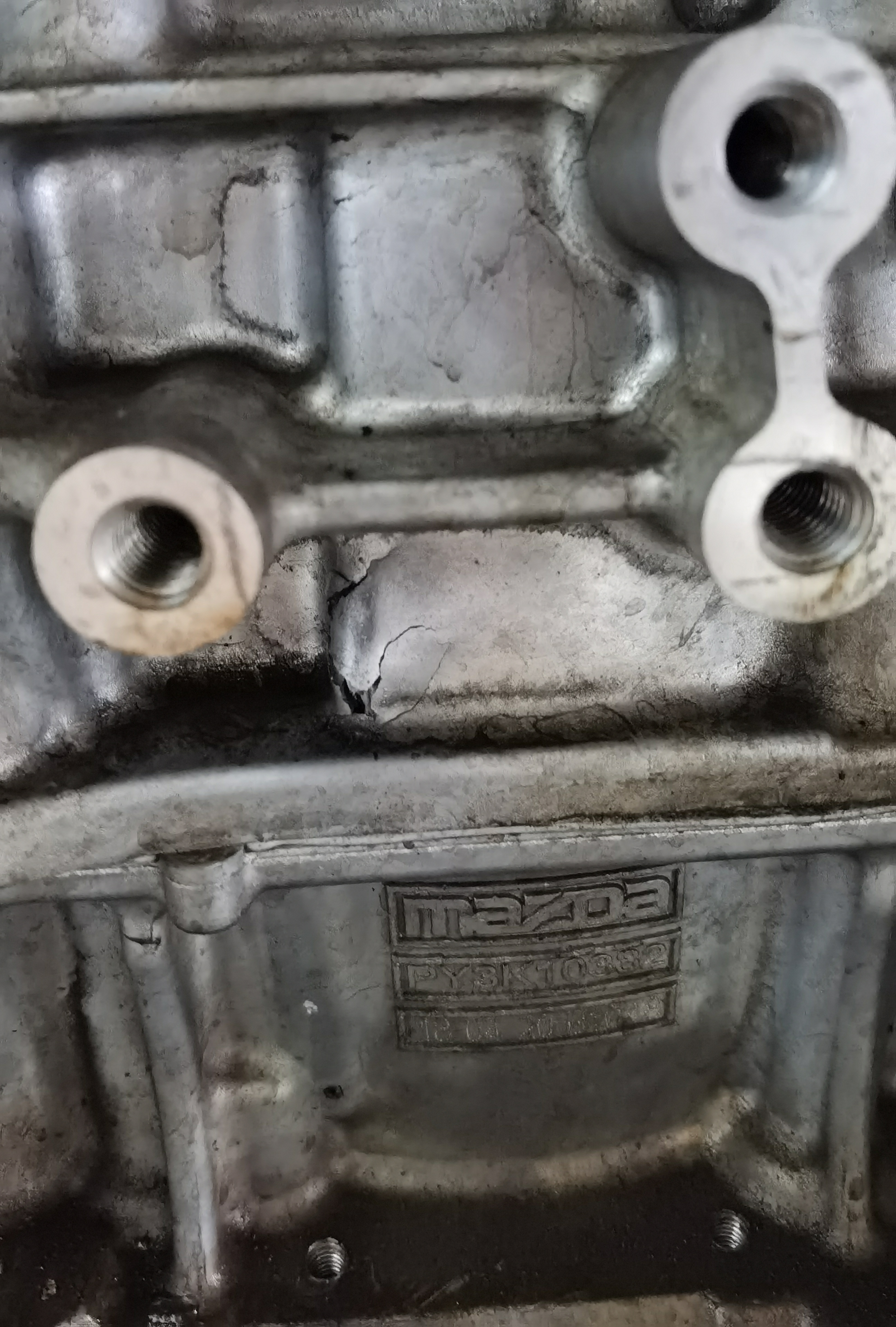 长安马自达CX-5车辆发动机螺丝断裂导致缸体破损出现漏油，厂家以过保为由不给予维修