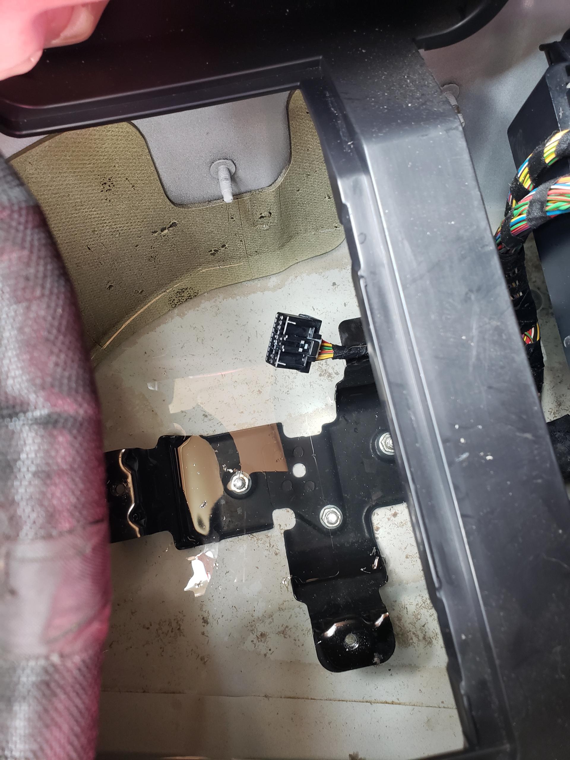 哈弗汽车H8因天窗导水管设计缺陷导致漏水，造成行车电脑受损