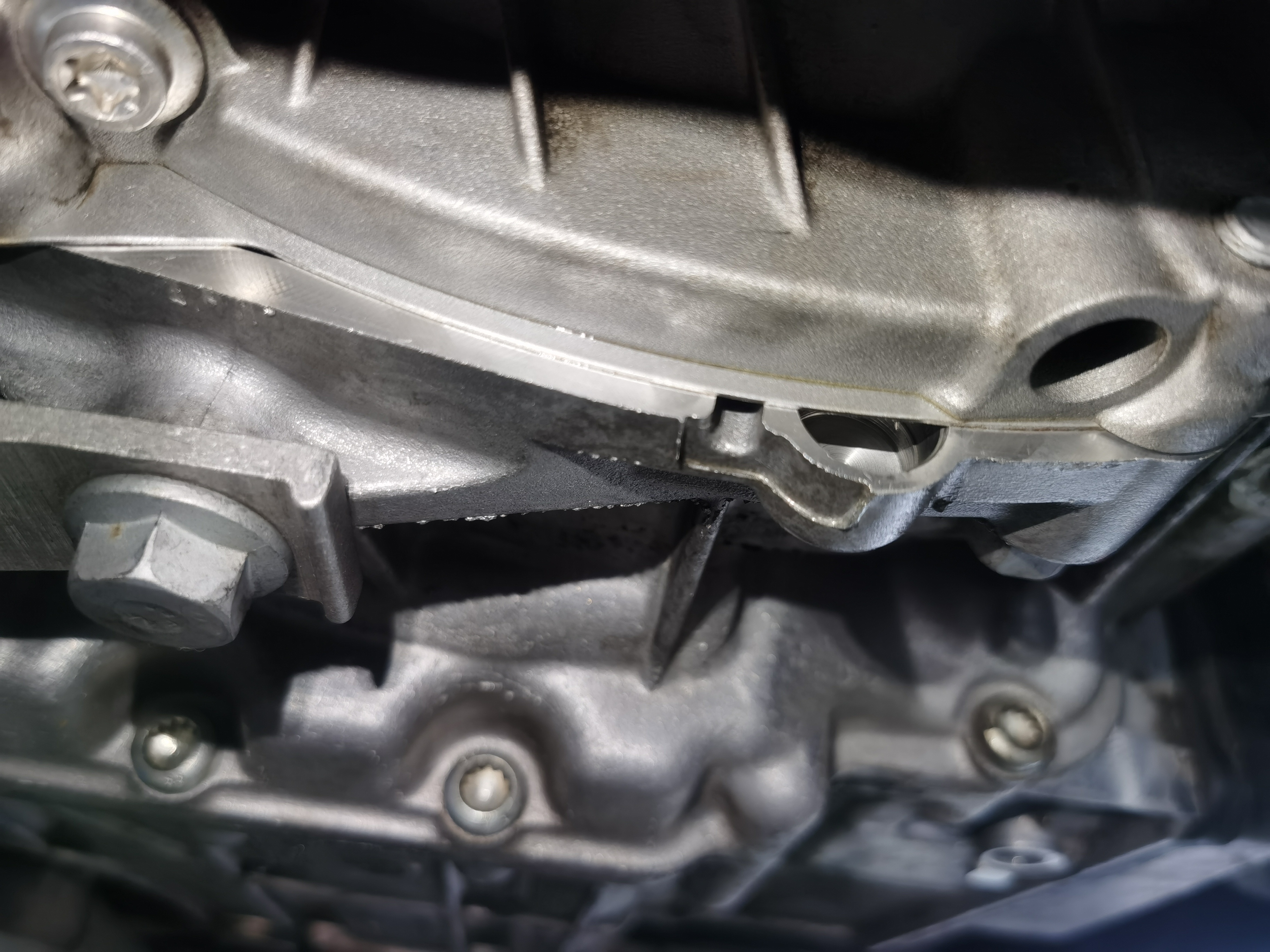上汽大众帕萨特车辆变速箱漏油和加速时有异响，要求厂家按三包法政策给予更换变速箱总成维修