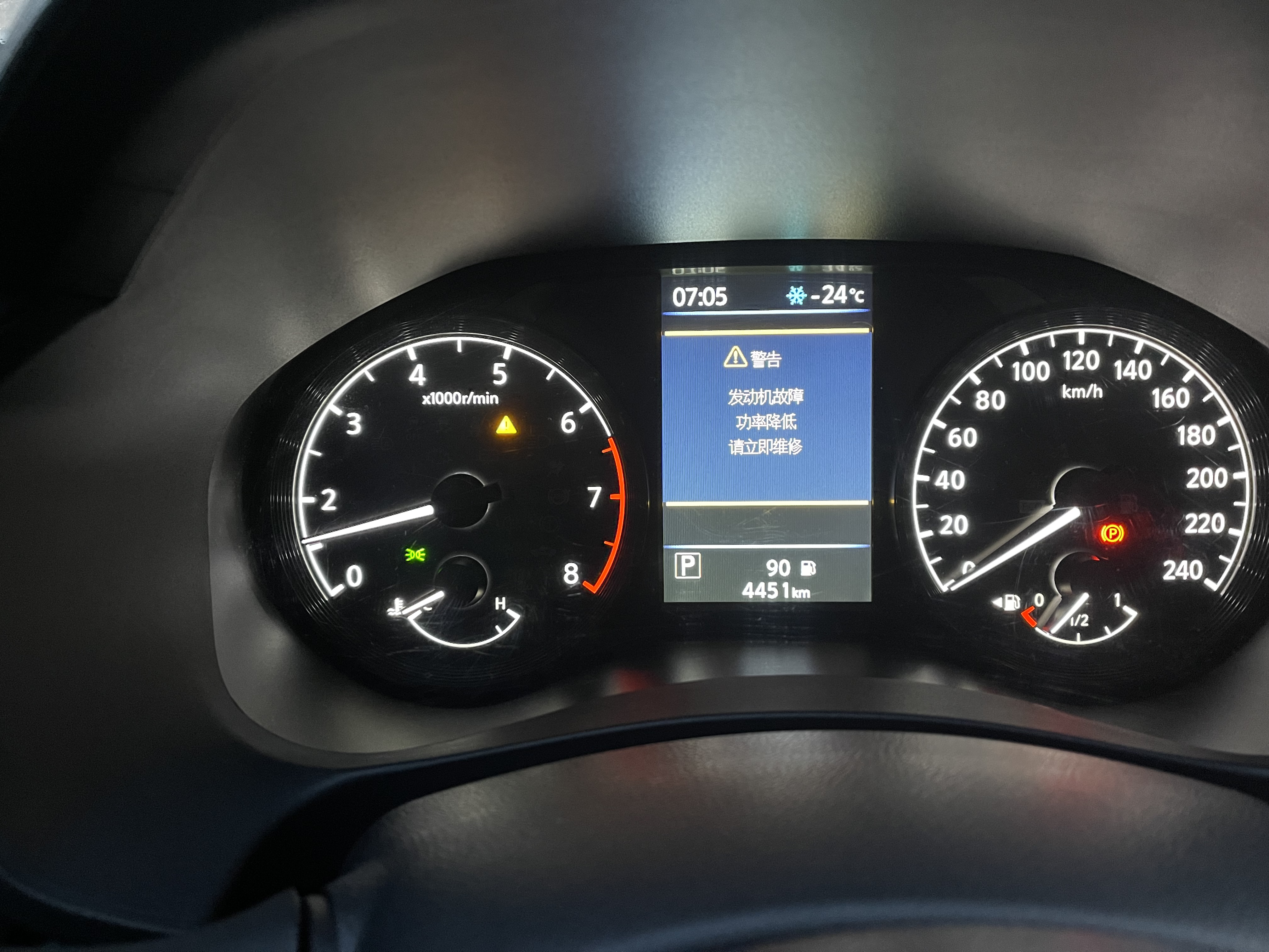 东风日产-天籁汽车发动机功率故障灯异常亮起和购车时的精品没有售后保障